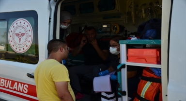 Antalya'da midibüsle kamyonetin çarpıştığı kazada 5 kişi yaralandı