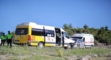 Antalya'da minibüs ile otomobilin çarpıştığı kazada 9 kişi yaralandı