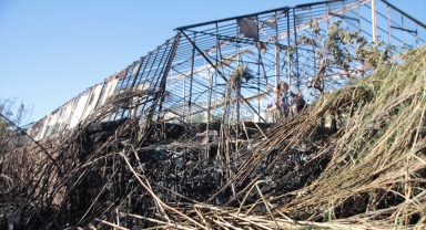 Antalya'da otluk ve sazlık alanda çıkan yangın söndürüldü