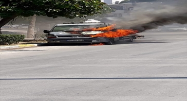 Antalya'da park halindeki çekici yanarak kullanılamaz hale geldi 