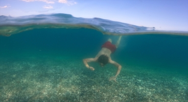 Antalya'da sıcaktan bunalanlar sahilleri doldurdu
