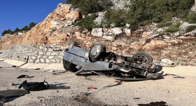 Antalya'da ters dönen araç kullanılamaz hale geldi