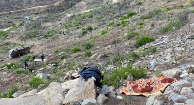 Antalya'da uçuruma devrilen kamyonetin sürücüsü öldü