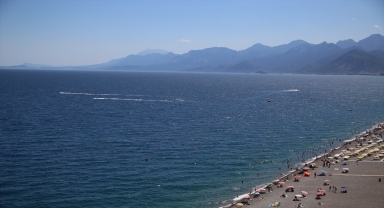 Antalya sahillerinde bayram tatili yoğunluğu sürdü