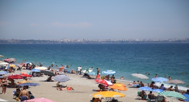 Antalya sahillerinde bayram tatili yoğunluğu