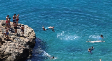 Antalya sahillerinde yoğunluk yaşanıyor
