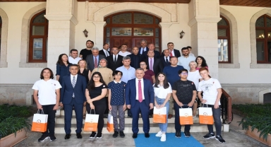 Antalya Valisi, LGS'de tam puan alan öğrencileri ağırladı