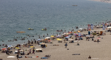 Antalya ve Muğla sahillerinde bayram tatili yoğunluğu yaşanıyor