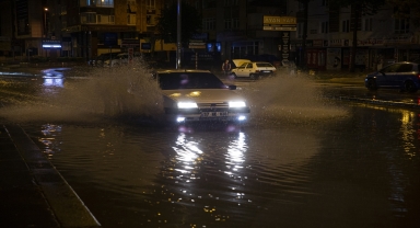 Başkentte gök gürültülü sağanak etkili oldu