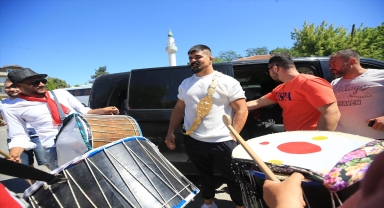 Başpehlivan Şimşek, Kırklareli'nin Büyükmandıra beldesinde davul zurnayla karşılandı