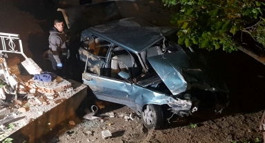 Beypazarı'nda bahçeye devrilen otomobildeki 4 kişi yaralandı