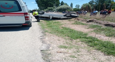 Beyşehir'de şarampole devrilen hafif ticari araçtaki 2 kişi yaralandı