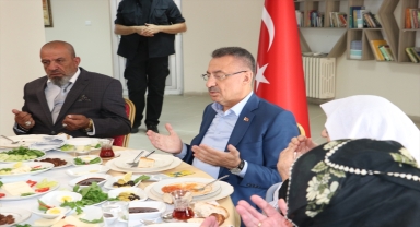Cumhurbaşkanı Yardımcısı Fuat Oktay, Yozgat'ta huzurevini ziyaret etti
