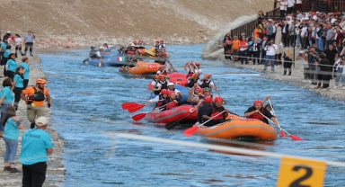Cumhurbaşkanı Yardımcısı Oktay ve Bakan Kirişci Yozgat'ta rafting yaptı