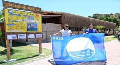 Demre'de Taşdibi Plajı'nda mavi bayrak dalgalanmaya başladı