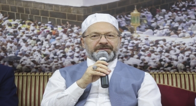 Diyanet İşleri Başkanı Erbaş, hac organizasyonunda görevli personelle bayramlaştı: