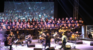 Doktorlar, Antalya'da ihtiyaç sahibi çocuklar için konser verdi