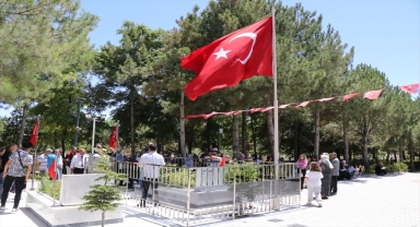 Emekli astsubaylardan şehit Ömer Halisdemir'in mezarını ziyaret