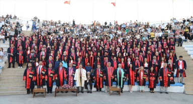 ERÜ Hukuk Fakültesi öğrencileri diplomalarını aldı 
