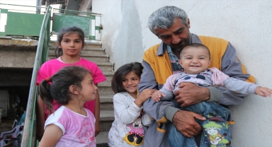 Eşini selde kaybeden baba, acısını 5 çocuğuyla bastırıyor