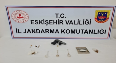 Eskişehir'de ormanda çevre denetimi yapan jandarma ekipleri şüpheli araçta uyuşturucu buldu