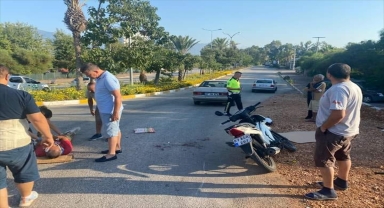 Finike'de otomobil ile çarpışan motosikletteki 2 kişi yaralandı 