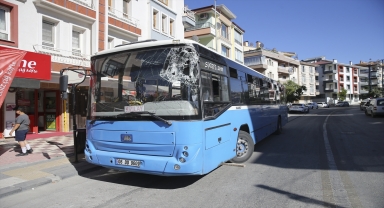 Freni boşalan özel halk otobüsü binaya çarptı