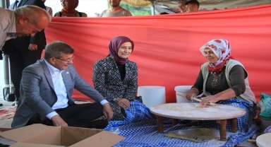 Gelecek Partisi Genel Başkanı Davutoğlu, Karaman'da kiraz festivaline katıldı