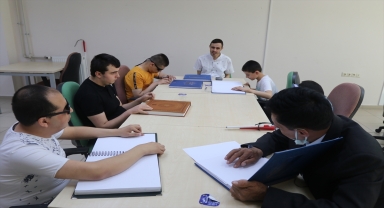  Görme engelli müezzin kabartma harflerle Kur'an-ı Kerim öğretiyor