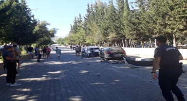 GÜNCELLEME - Antalya'da freni arızalanan minibüs park halindeki 8 araca çarptı