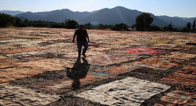 Güneşe serilerek renkleri pastelleştirilen halı ve kilimler yurt dışından alıcı buluyor
