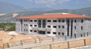 Hayırsever iş insanı Finike'de 2 okul yaptırıyor