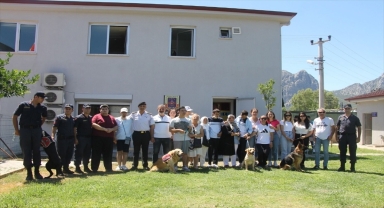 Jandarmanın eğitimli köpekleri 