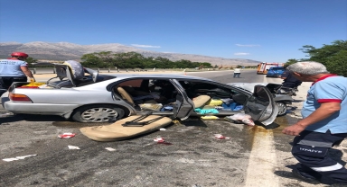 Karaman'da tıra arkadan çarpan otomobildeki 3 kişi yaralandı