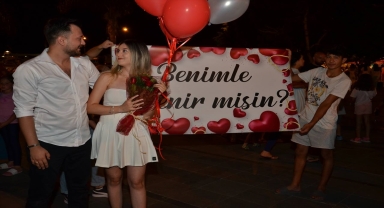 Kaş'ta Cumhuriyet Meydanı'nda sürpriz evlilik teklifi