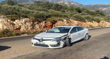 Kaş'ta iki otomobilin çarpıştığı kazada 3 kişi yaralandı