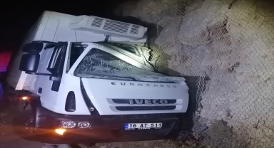 Kaş'ta kayalıklara çarpan kamyonun sürücüsü yaralandı