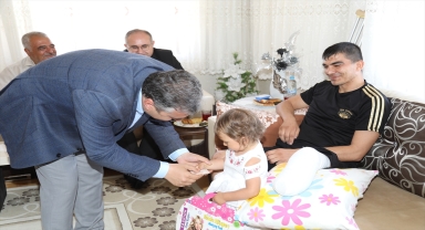 Kaymakam Keleş ve Belediye Başkanı Demirbaş'tan gazi Emre Sayan'a ziyaret