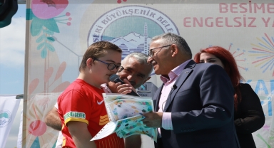 Kayseri Büyükşehir Belediye Başkanı Büyükkılıç, karne dağıtım törenine katıldı