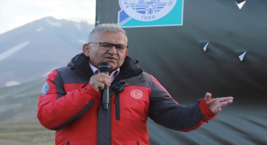 Kayseri Büyükşehir Belediye Başkanı Büyükkılıç, ödül törenine katıldı