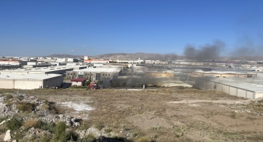 Kayseri'de bir fabrikada çıkan yangına müdahale ediliyor