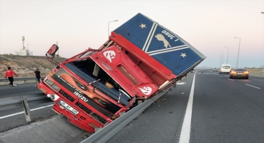 Kayseri'de devrilen kamyondaki 1 kişi öldü, 1 kişi yaralandı