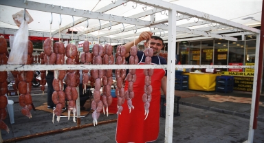 Kayseri'de kurban etinden sucuk yapma geleneği sürüyor