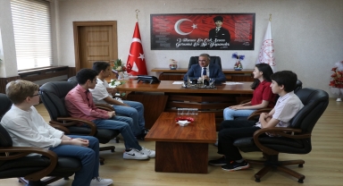 Kayseri'de LGS kapsamındaki sınavdan tam puan alan öğrencilere hediye verildi