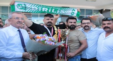 Kırkpınar Başpehlivanı Cengizhan Şimşek, baba ocağında coşkuyla karşılandı