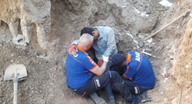 Kırşehir'de temel inşaatında toprak kayması sonucu sıkışan işçiyi AFAD ekibi kurtardı