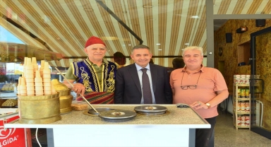 Kırşehir Valisi Buhara, tarihi Uzun Çarşı'da esnafla bir araya geldi