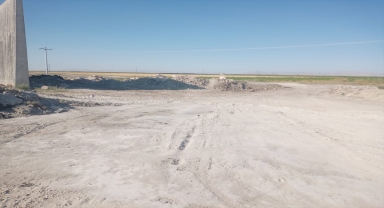 Konya'da boş tarlaya bırakılan varillerden sızan kimyasal atıklar temizlendi
