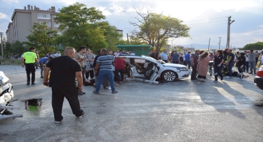 Konya'da iki otomobilin çarpıştığı kazada 13 kişi yaralandı