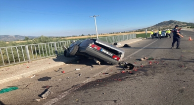 Konya'da köprü bariyerlerine çarpan araçtaki 2 kişi yaralandı